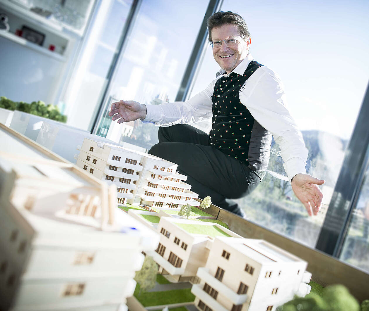 Werner Gröbl vor dem Modell des Wohnparks